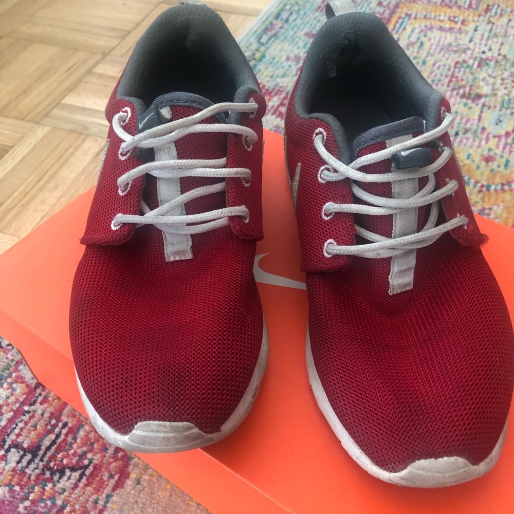 Red Nike sneakers 👟 Old but in good condition